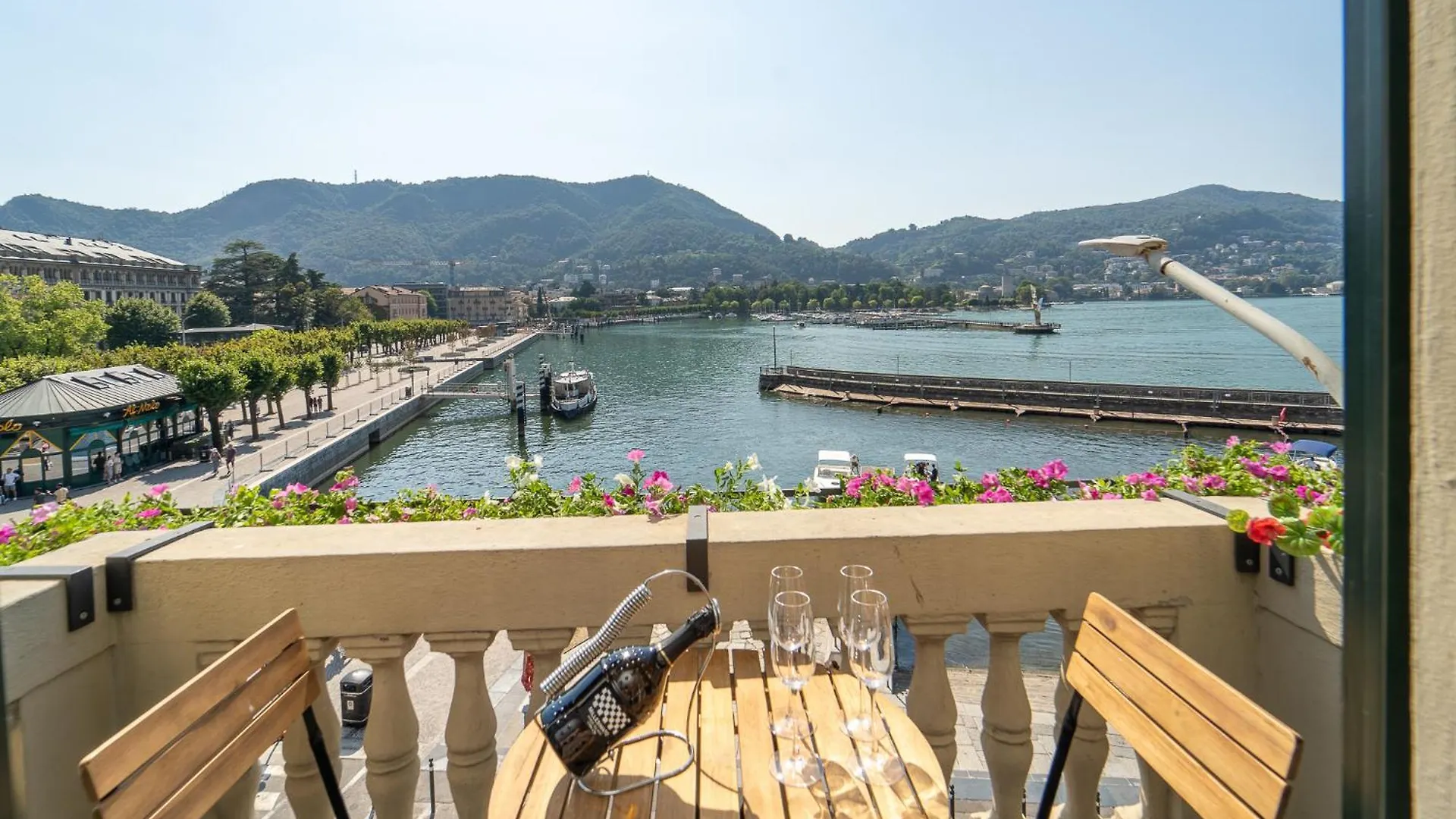 Appartamento Esclusivo Fronte Lago, In Centro A Como Con Garage 0*,