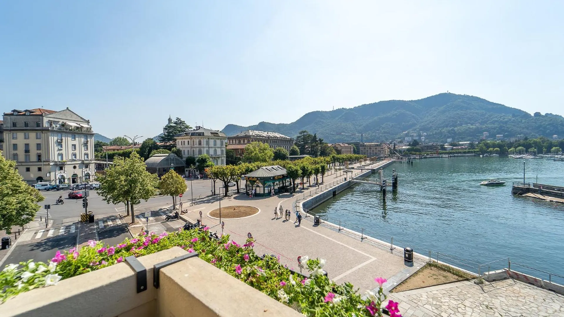 Appartamento Esclusivo Fronte Lago, In Centro A Como Con Garage Apartment